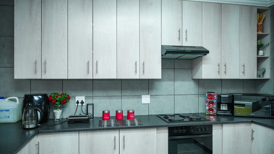 6 Bedroom Property for Sale in Flamwood North West